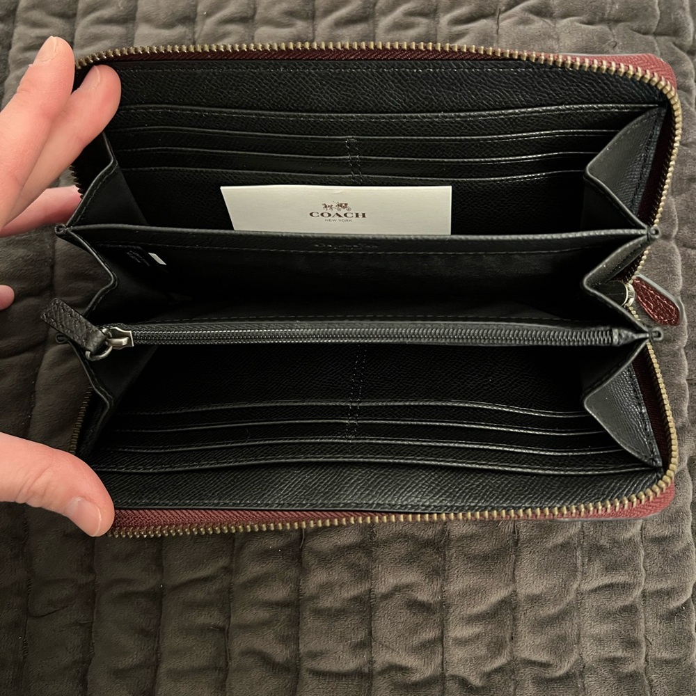 New Coach Wallet - Picture 3 of 3